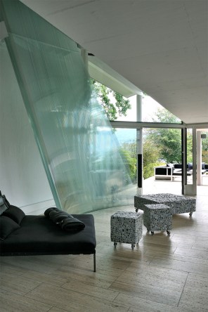 Lugano Wall Danny Lane 2009 Opti-white glass, steel H480 x L240 x D10cm Private Client Lugano Photo Molteni&Motta www.dannylane.co.uk