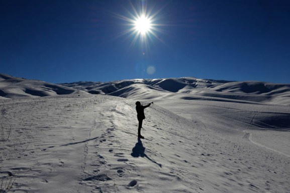 Osh, Kyrgystan. Samagan (13 jaar) woont op het onherbergzame platteland van Kirgizië. ’s Winters is het hier ijskoud en is alles bedekt met een dikke laag sneeuw. Voor het boerengezin is deze periode van het jaar zwaar. Er is amper voldoende voedsel en de vrieskou is niet buiten te houden met slechts een houtkacheltje in huis. De uitbundige Samagan kan het niet deren: hij is dol op spelen in de sneeuw met zijn vriendjes. Samagan: “Ik droom ervan om een goede trompettist te worden. Ik ben er heel trots op dat ik Kirgiziër ben, dus ik zou dan graag het volkslied willen spelen.”